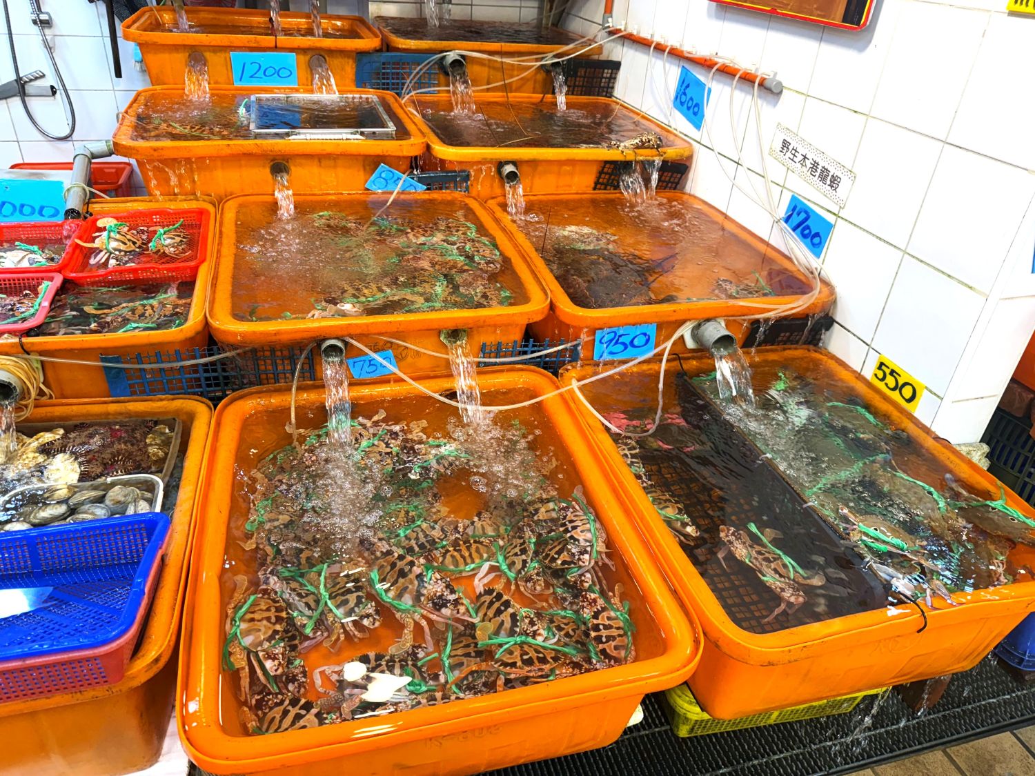 龜吼漁夫市集以販售活海鮮吸引饕客慕名而來