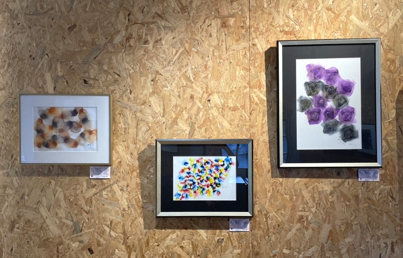 展覽作品以酒精墨水為主要媒材,運用色彩暈染、堆疊與自然流動的形式,象徵心念的轉化與情緒的流動