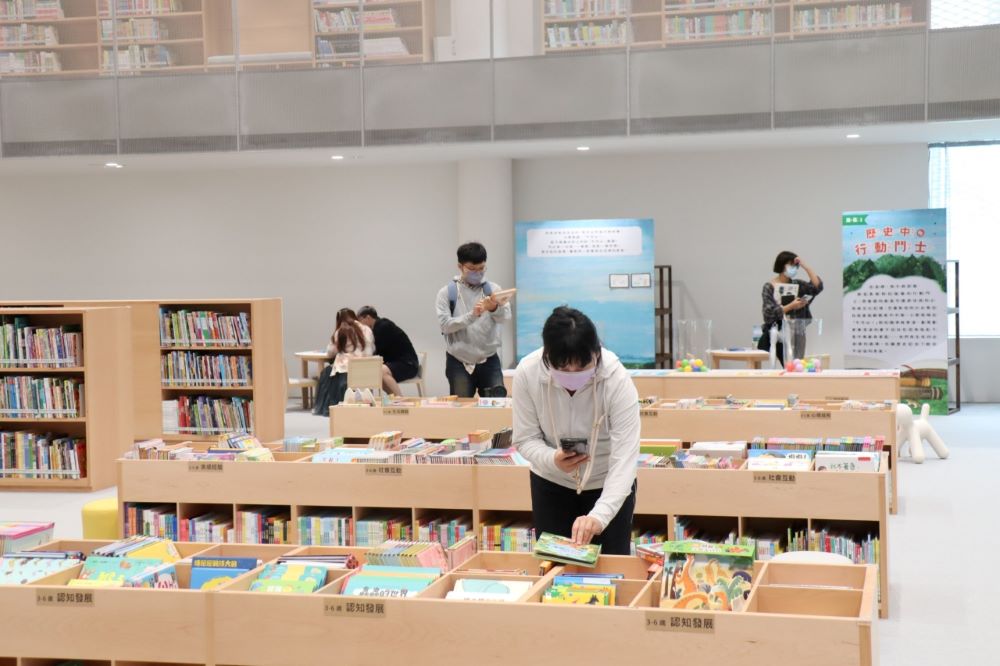 民眾可於圖書館各閱覽區手機借書-圖片來源-台中市立圖書館