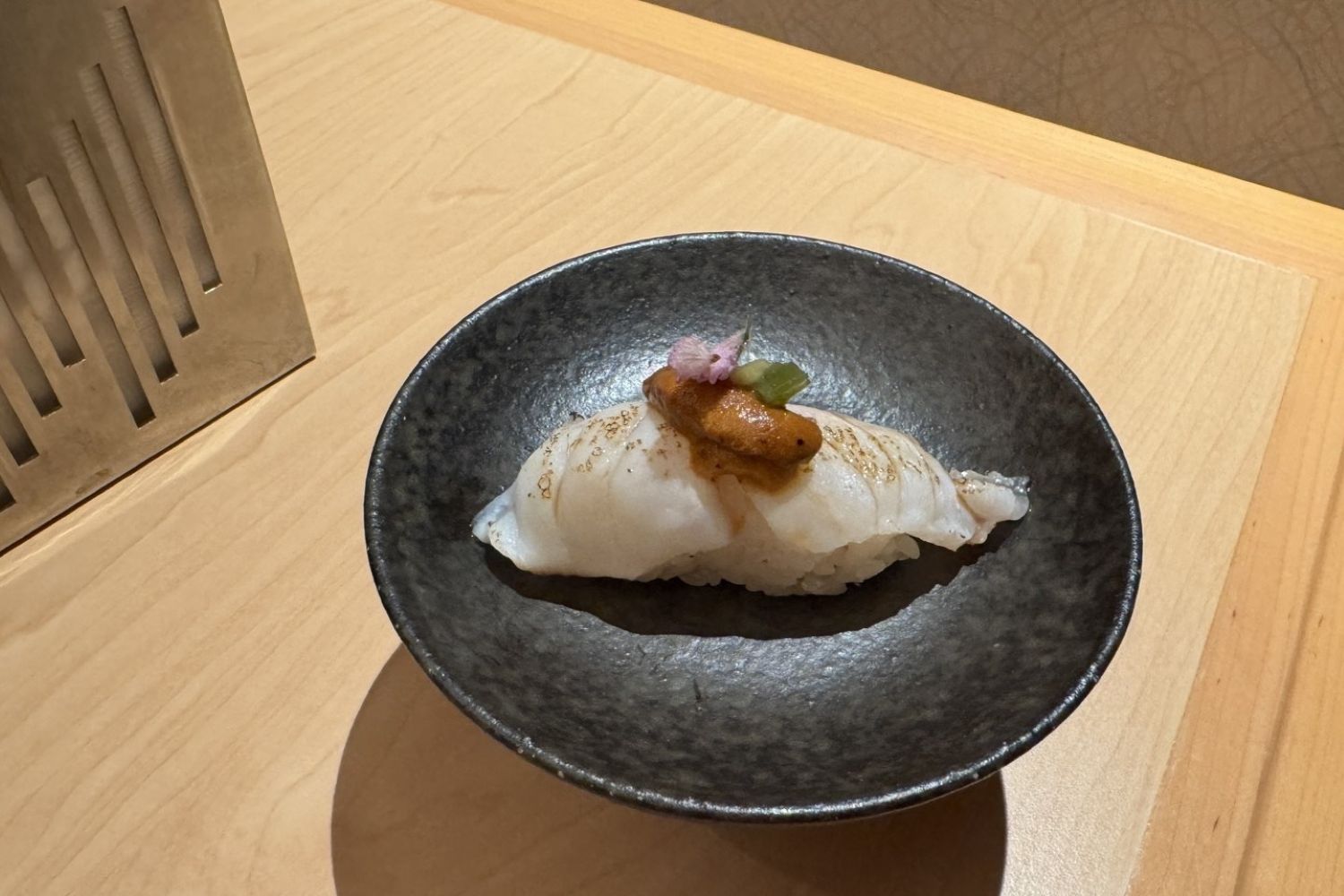 「炙燒九繪魚壽司乘北海道生海膽」炙香與海膽甘潤交融,細膩馥郁