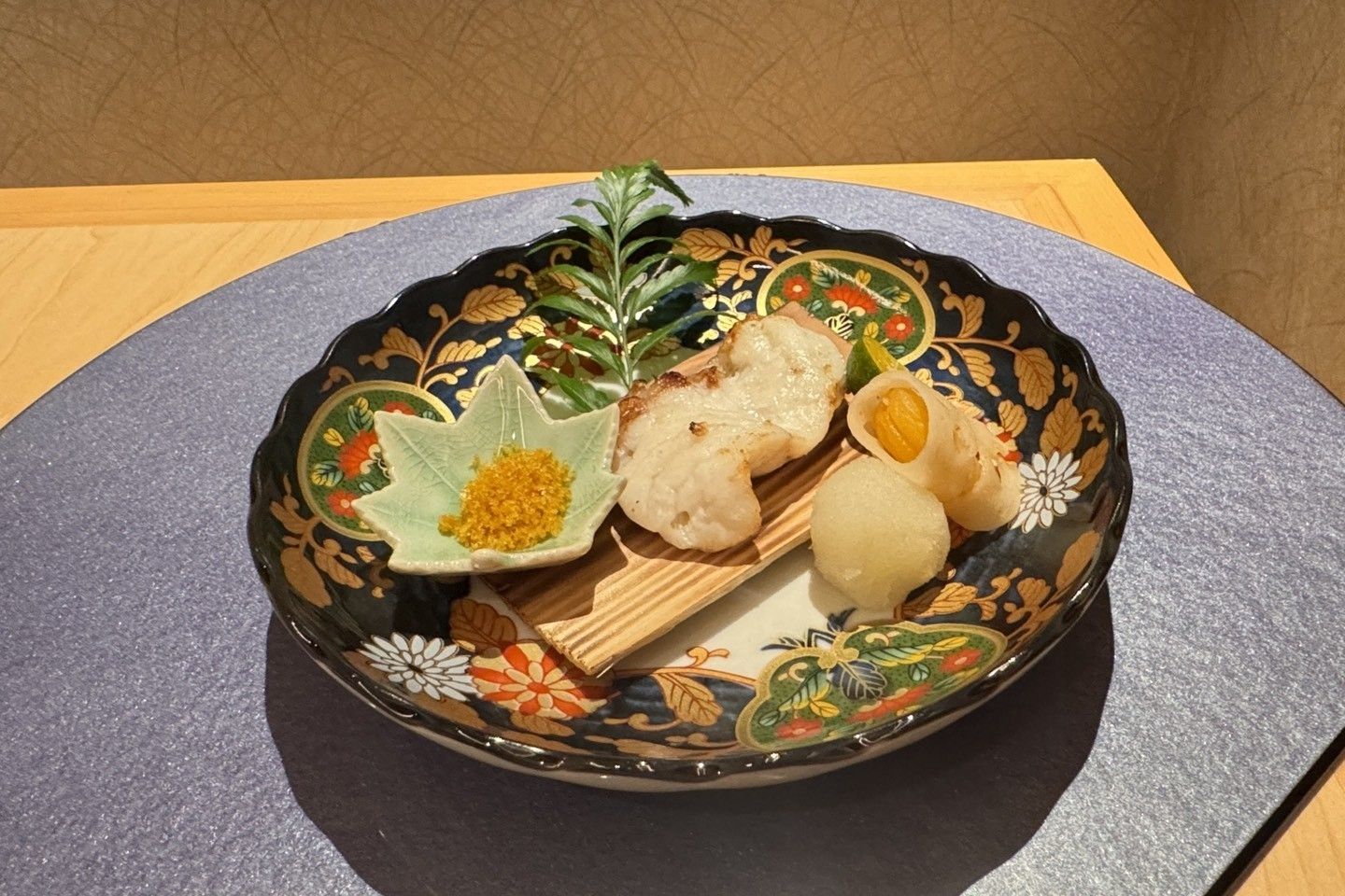 「鹽燒九繪魚」以杉板燒煙燻,木質香氣與油脂,滲入魚肉