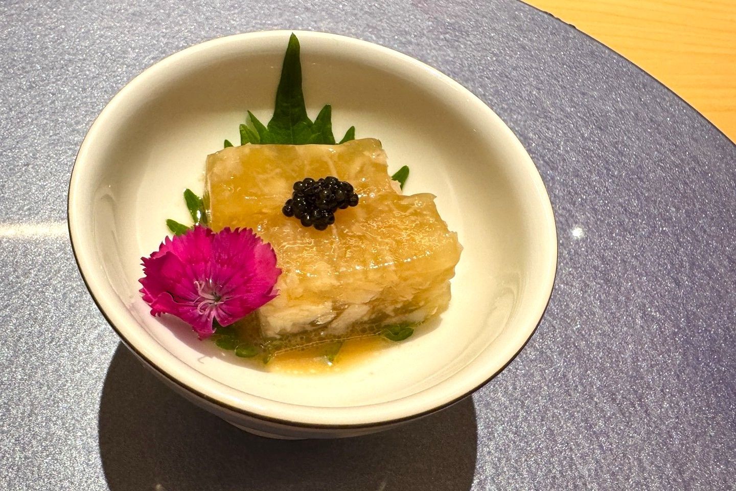 「九繪魚煮凍」晶瑩凝脂中封存魚肉甘香並以魚子醬點綴