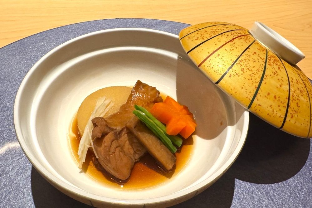 「九繪魚煮付」以醬汁慢煮,淡淡薑香襯托魚肉的細膩彈性