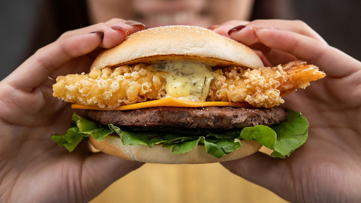 「炸蝦天婦羅安格斯牛肉堡」搭配嚴選頂級厚實的四盎司安格斯牛肉,佐以濃郁的青檸蒔蘿醬,讓您享受口感豐富、食材豪華的海陸雙享大餐