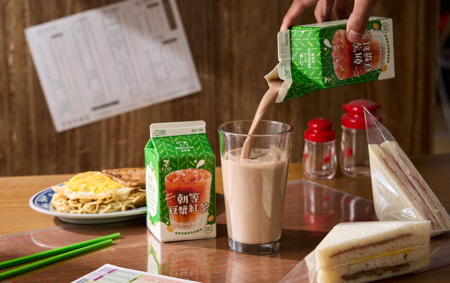 迷客夏「朝等豆漿紅茶」以斯里蘭卡紅茶為基底,融合非基改黃豆製成的濃醇豆漿,打造出必喝神級組合