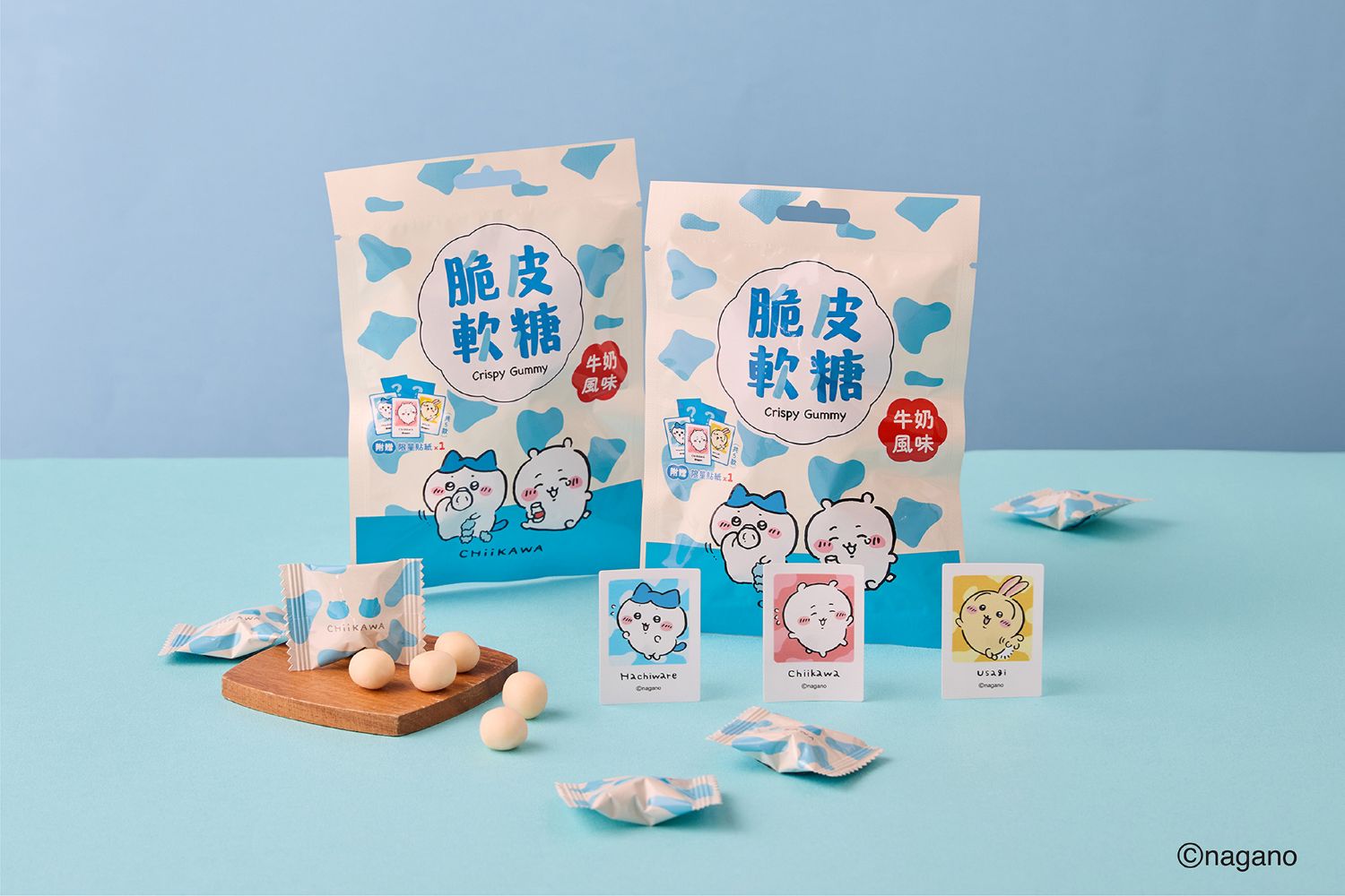 「吉伊卡哇牛奶風味脆皮軟糖」隨機附贈角色貼紙乙張，除了吉伊卡哇、小八貓、兔兔，還有兩款隱藏版，全套共五款可以搜集