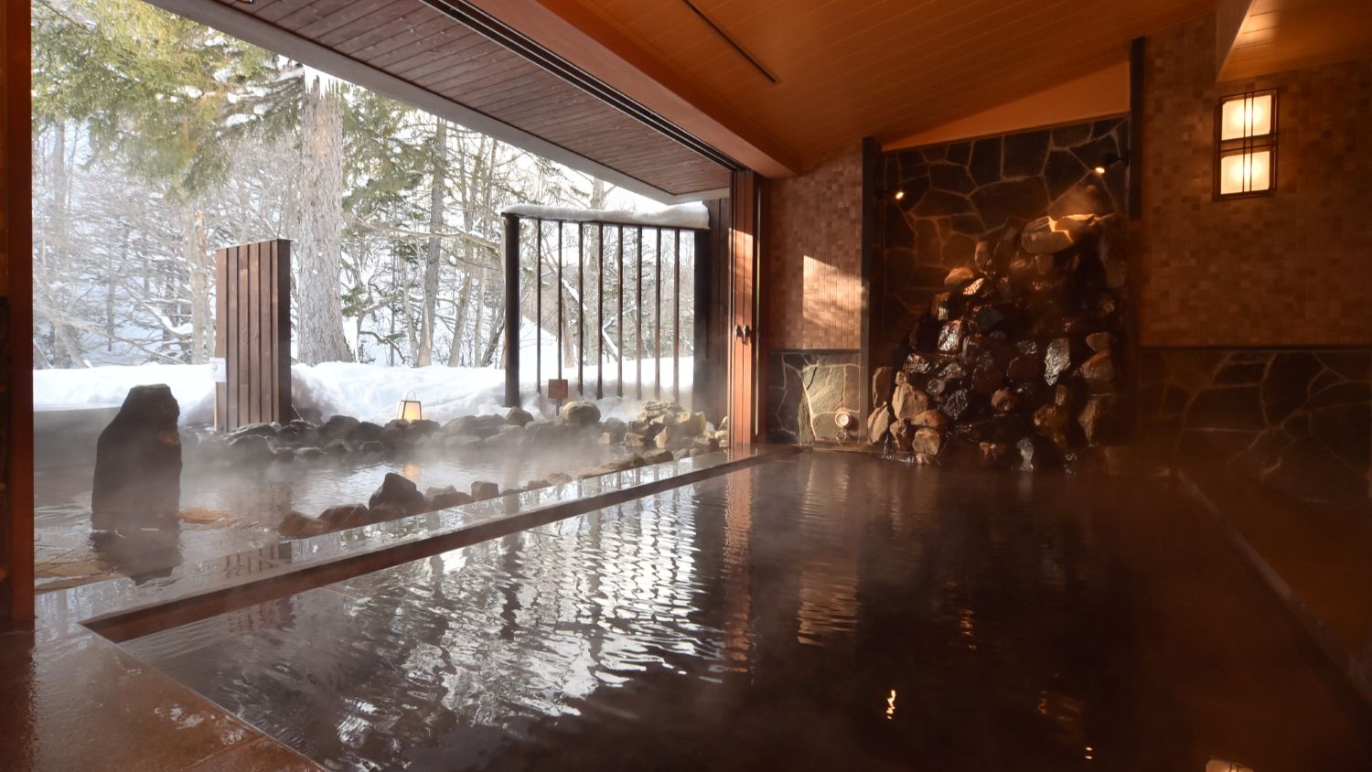 「La Vista 阿寒川溫泉飯店」以「遠離塵囂、回歸自然」為設計理念,結合現代設施與和風美學,打造沉浸式度假體驗