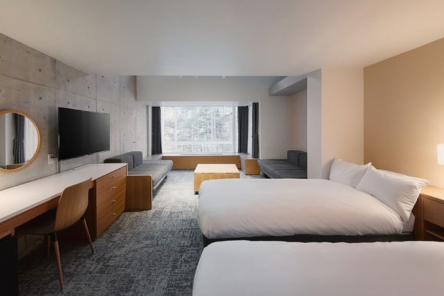 「Fourtreat Kusatsu」融合現代設計與在地文化,展現低調高質感的休憩氛圍