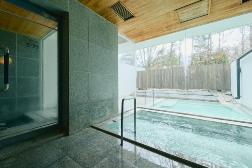 「Fourtreat Kusatsu」融合現代設計與在地文化,展現低調高質感的休憩氛圍