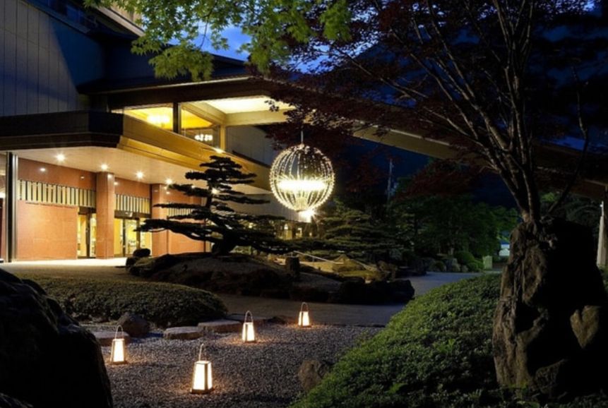 「會津蘆之牧溫泉丸峰觀光飯店」以山川溪谷環抱的靜謐位置與百年溫泉文化聞名