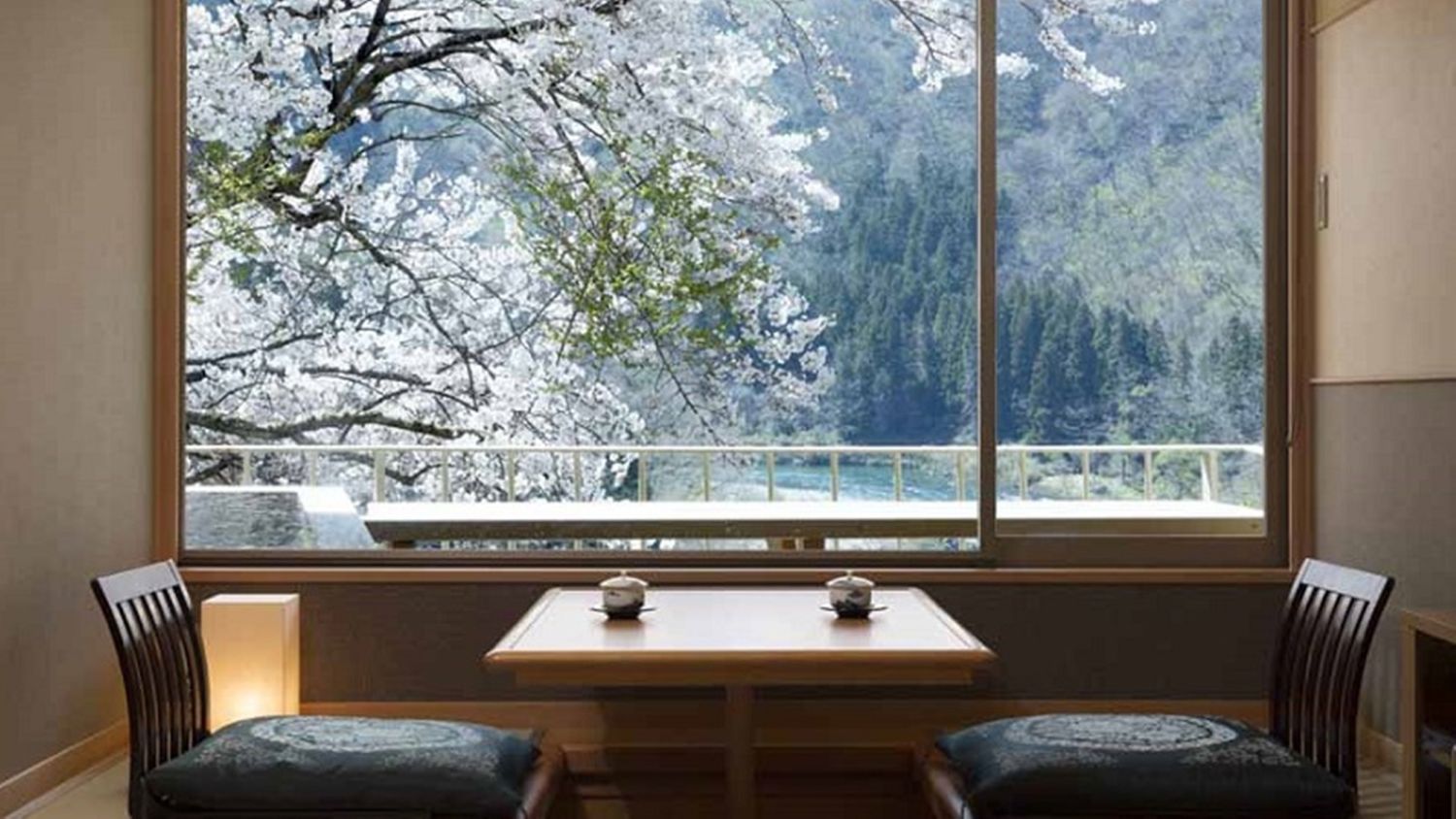 「會津蘆之牧溫泉丸峰觀光飯店」以山川溪谷環抱的靜謐位置與百年溫泉文化聞名