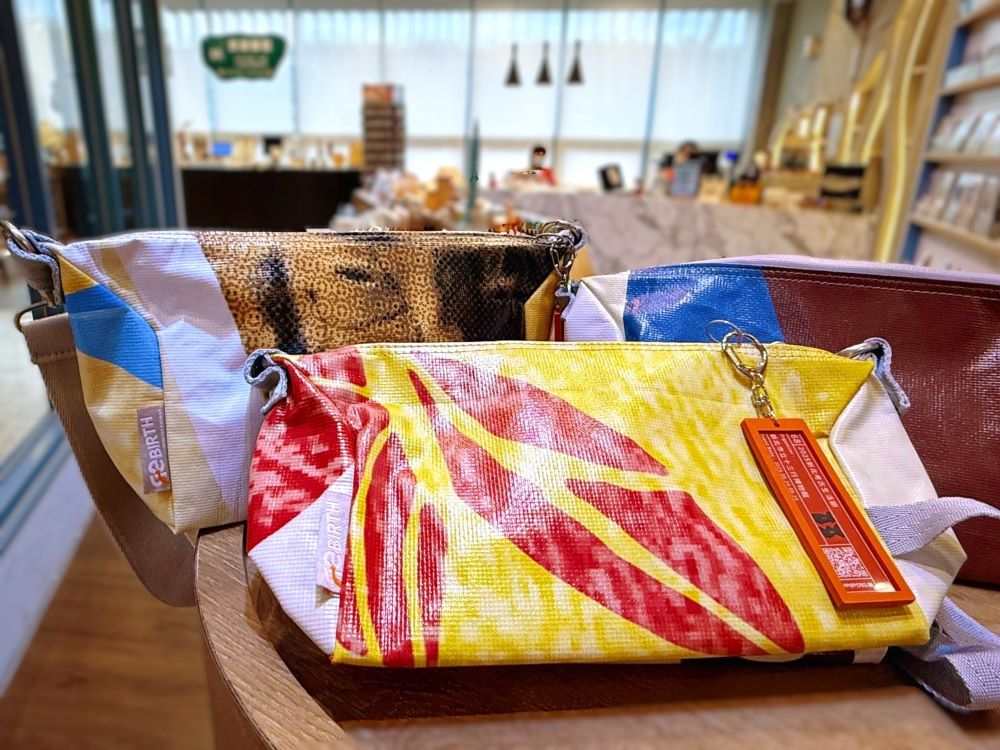 圖4每個帆布包皆附有專屬的「出生證明吊牌」紀錄。