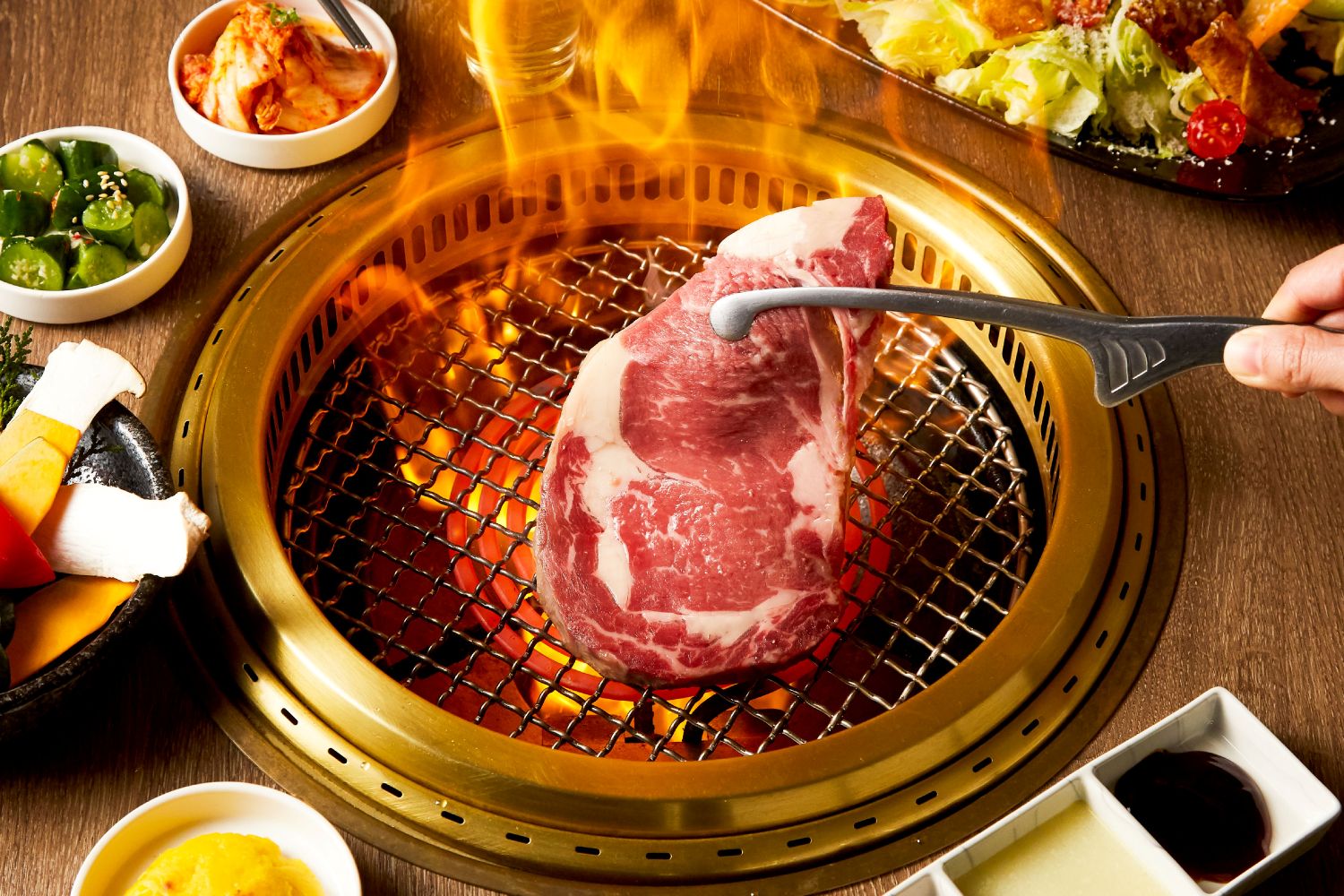 「燒肉同話」推出「有1就換肉」，會員出示含有指定數量「1」的身分證字號，即可享受頂級肉品專屬招待。