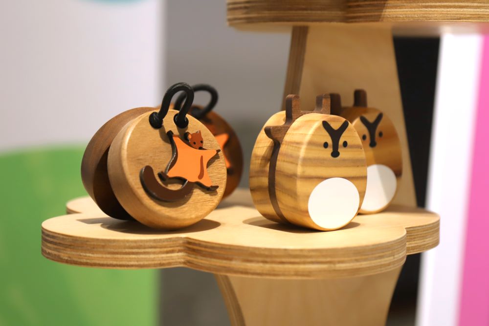 以國產柳杉製作的栗背林鴝沙鈴、臺灣杉製作的山羌蛋沙鈴,與相思木製作的大赤鼯鼠響板,展現自然材質的音色魅力_77285