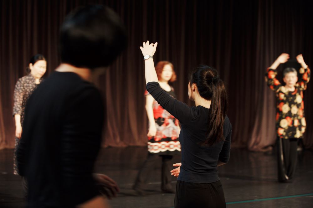 「二律悖反協作體」以身體與演劇工作坊,邀請熟齡族群,重新理解自身與空間的關係