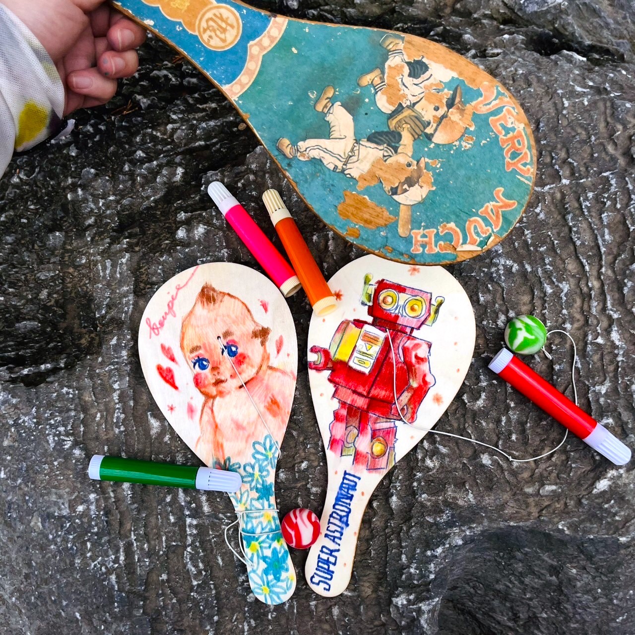 11月15日至16日「臺灣玩具博物館」將透過拍板球DIY與捏麵人體驗,帶領親子互動