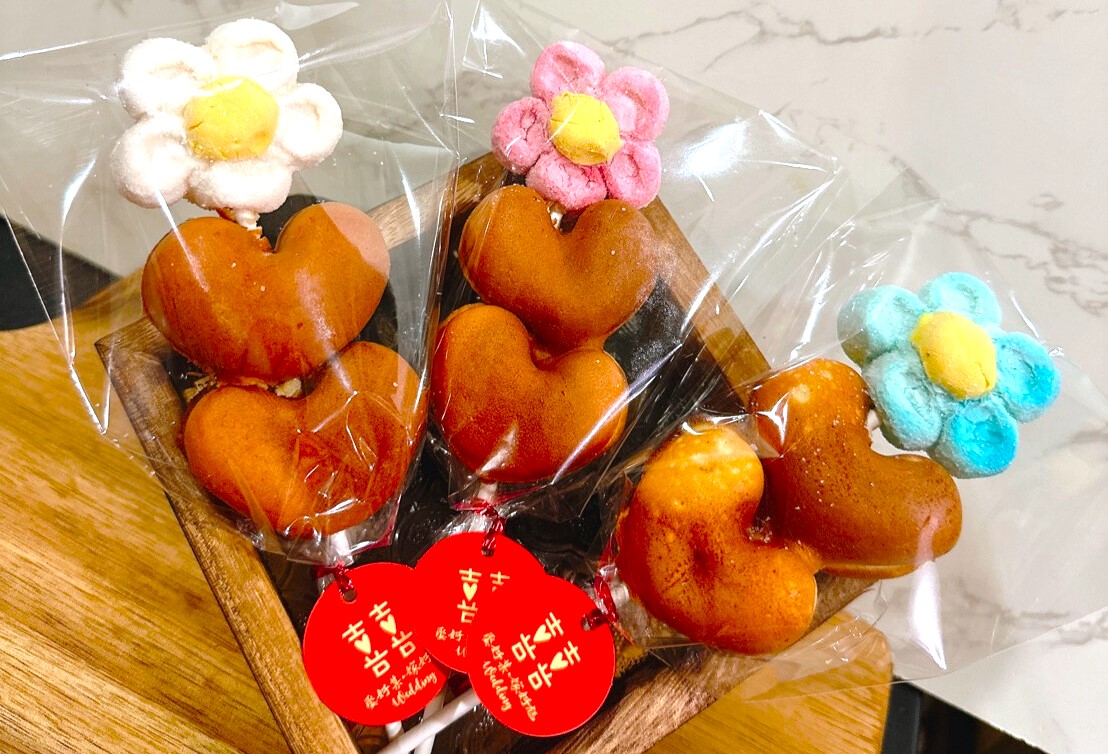 參加「館慶特別版定時導覽」並追蹤黃金博物館粉絲頁,就可換慶生雞蛋糕小花束