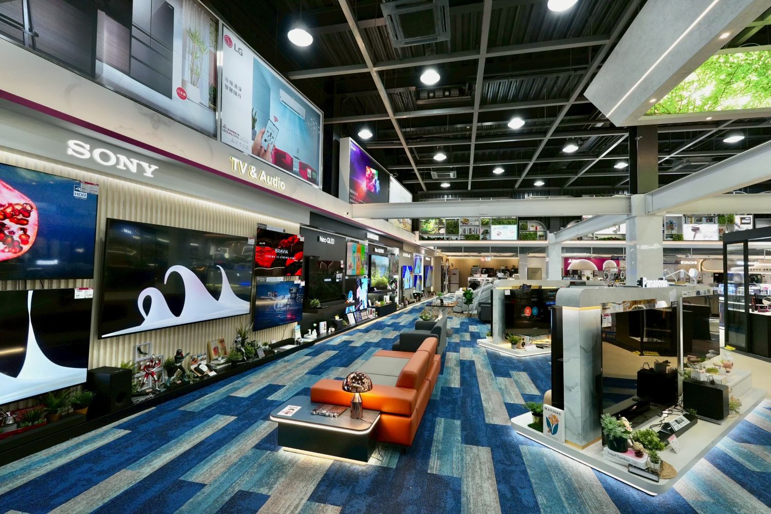 全新裝修的民族店以挑高雙層設計打造明亮動線，結合展示、體驗與服務三大功能，融合科技、居家與生活美學，集結數位3C、家電、居家廚衛、系統櫃、水電五金、燈具、沙發寢具、嬰幼銀髮及寵物等多元生活用品，應有盡有