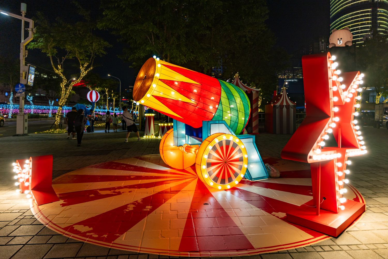 「2025新北歡樂耶誕城」融入創新科技元素,打造全方位的五感沉浸體驗,讓民眾共賞耶誕節慶之美。