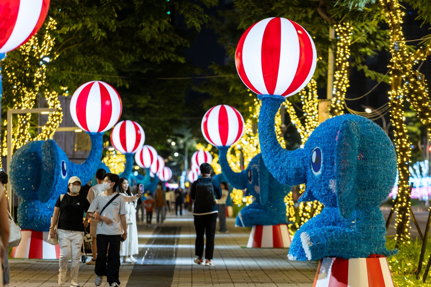 「2025新北歡樂耶誕城」特別打造多組具動態效果的機械藝術裝置,讓民眾彷彿置身馬戲表演現場,感受繽紛的歡樂氛圍。