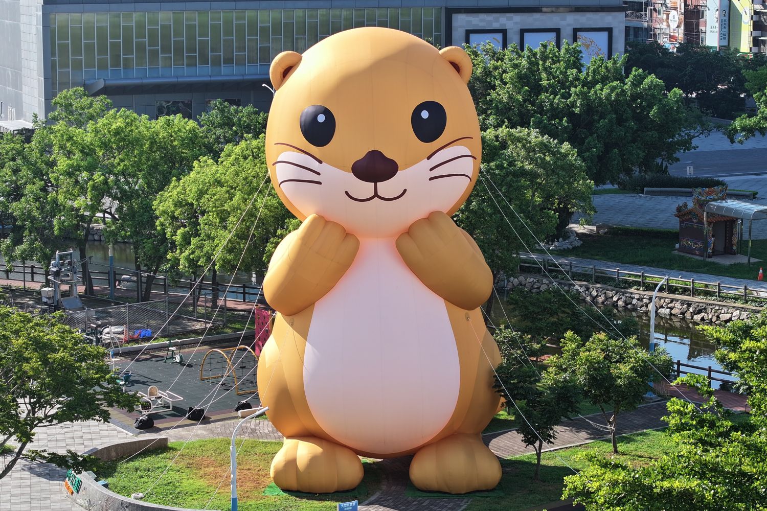 11月14日(五)至11月23日(日)期間,高達14公尺的金門觀光小天使—水獺「阿特」期間限定到訪新北歡樂耶誕城!(示意圖片由金門縣政府提供)