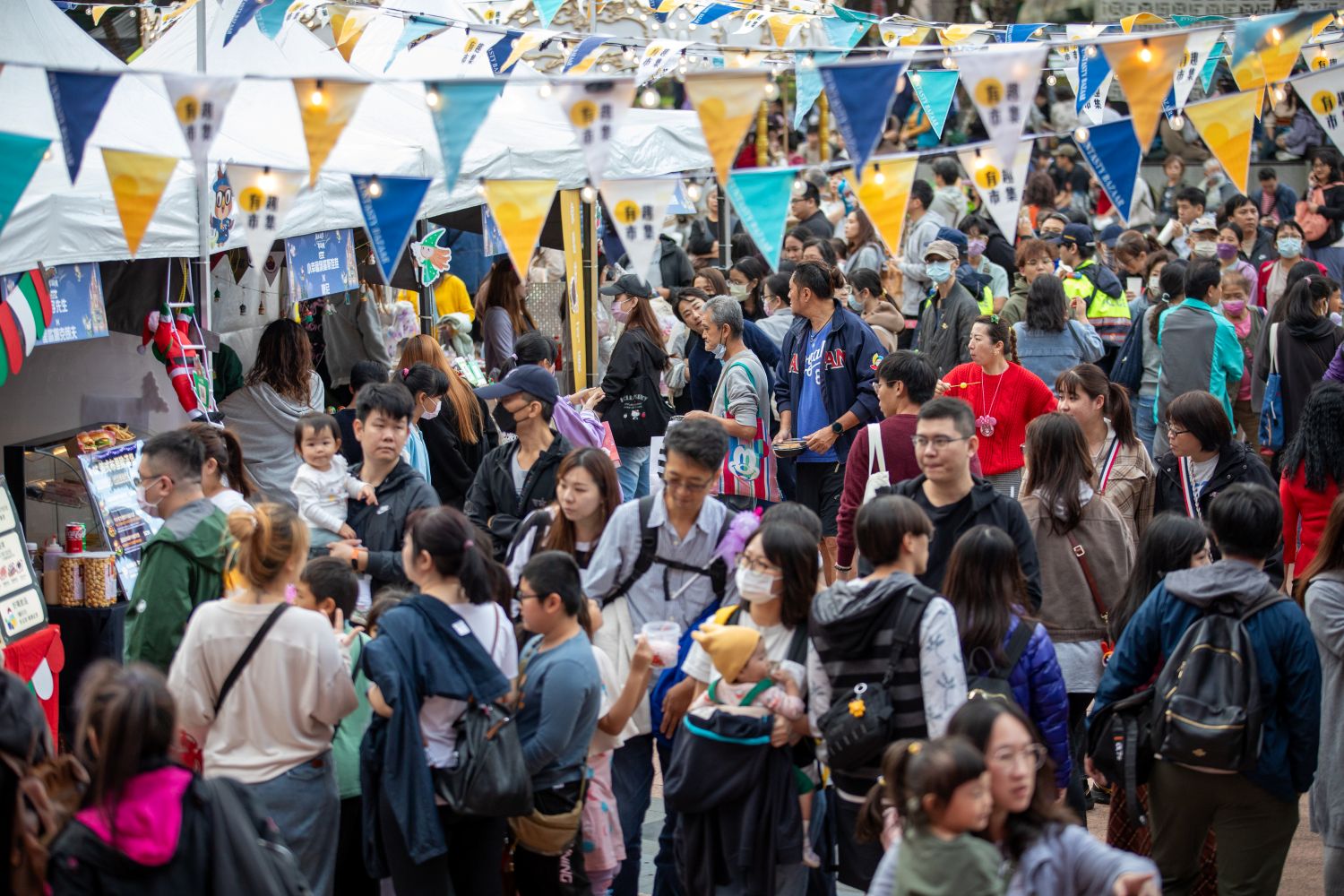 活動現場還設有市集美食攤位，讓民眾在觀賞表演之餘，也能盡情享受吃喝購物的樂趣