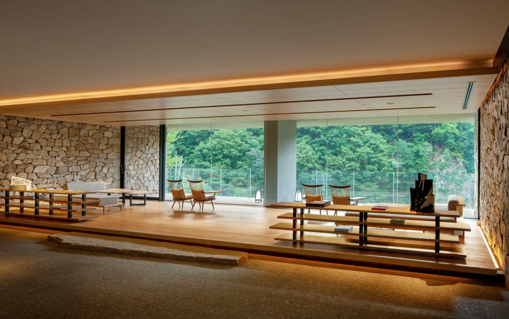 定山溪「Chalet Ivy Jozankei」坐落於森林與豐平川環繞的靜謐山谷中，」客房皆配備私人觀景溫泉風呂，讓旅客能獨享秋日楓紅美景