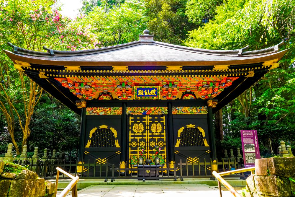 宮城縣「仙台市」的瑞鳳殿以桃山文化風格建築聞名的伊達政宗靈屋，其秋季最精彩的看點是本殿與紅葉交織的莊嚴優雅景觀以及夜間點燈活動