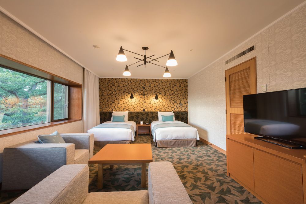 輕井澤「輕井澤東王子酒店」提供多樣化的住宿選擇，並以客房內大片落地窗能欣賞秋日紅葉美景為特色