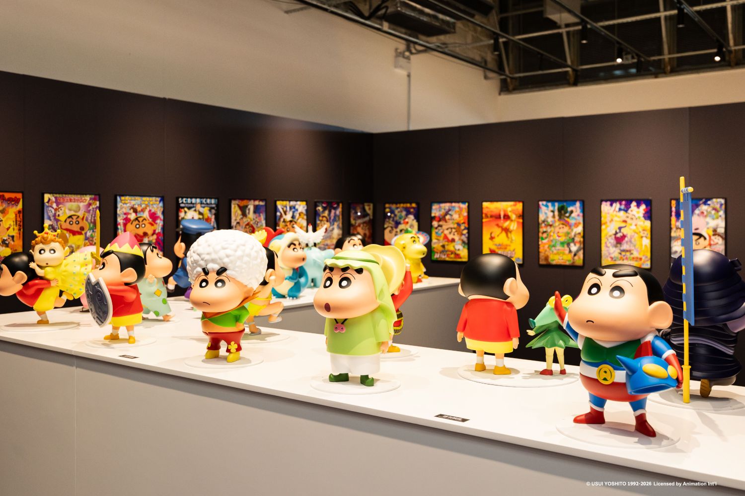 除了帶來融合漫畫、動畫與電影場景的10大沉浸式主題展區，重現小新的奇想世界，更精心設計終極朝聖地「小新博物館」，鉅細靡遺呈現作品 35 年的創作軌跡與感動瞬間。