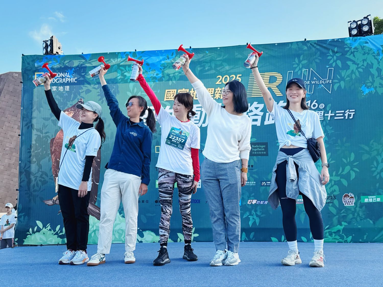 活動貴賓共同為跑者鳴槍