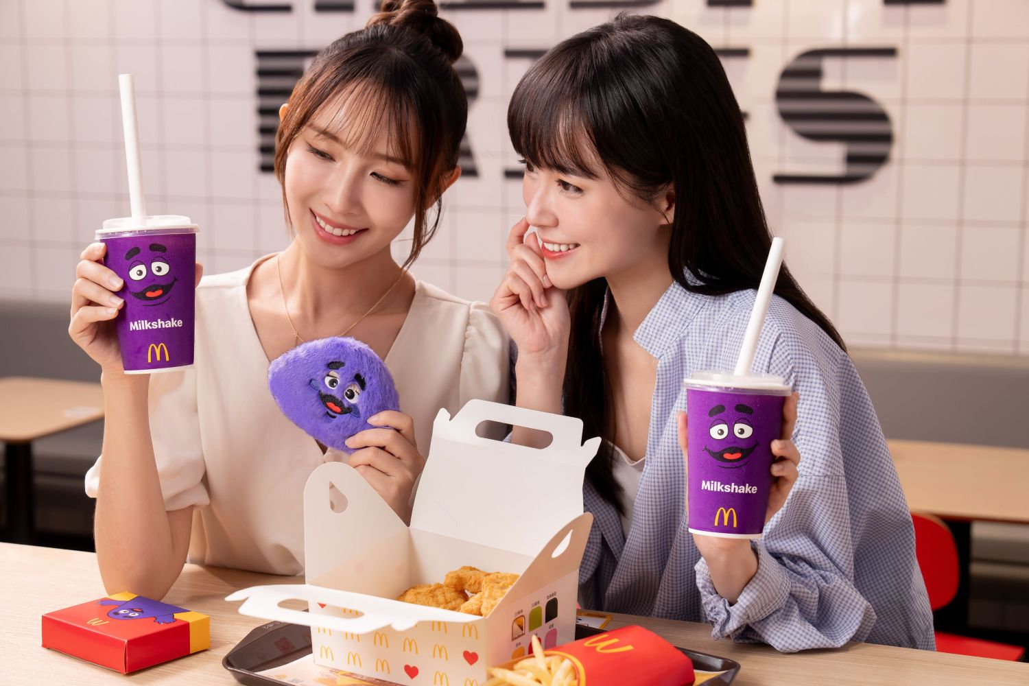 「奶昔大哥毛毛包」將自11月19日上午10:30起販售,不只有吸睛的奶昔大哥周邊商品,深受大家喜愛的「麥當勞奶昔」也來了!