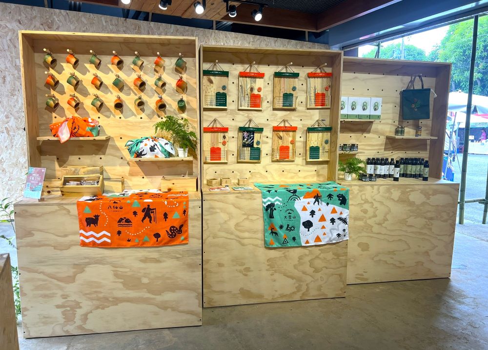 森chill活動系列產品(臺灣二葉松萬年曆、野餐盒、紀念竹杯)及五葉松系列產品。(照片:林業及自然保育署臺中分署)_77392