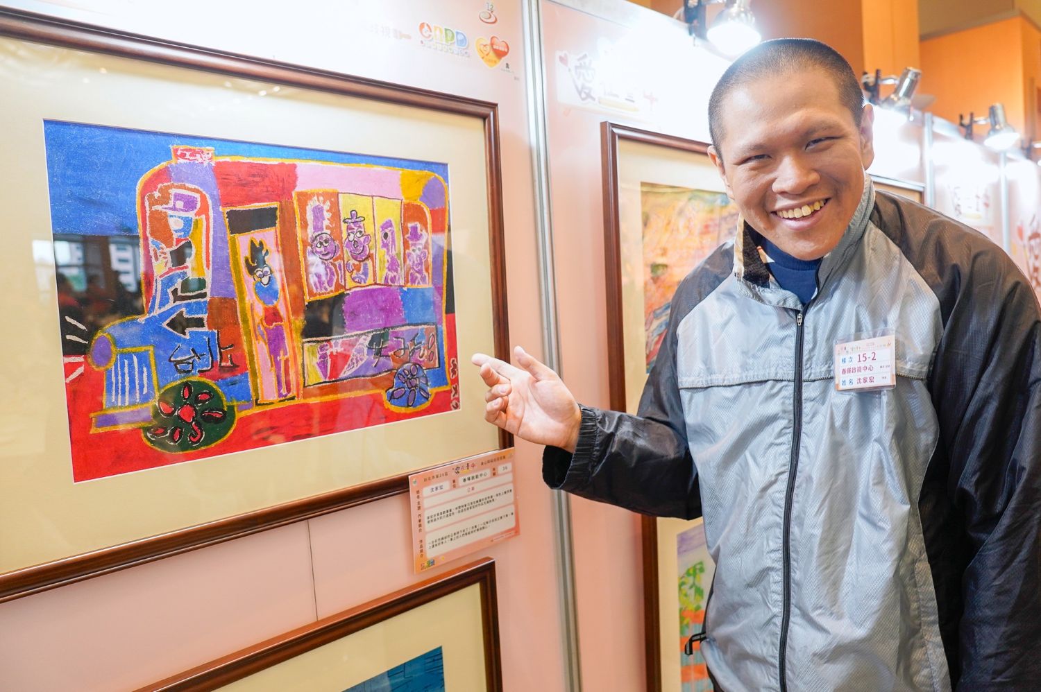 春暉啟能中心的沈家宏,得獎畫作「公車」,用熱情而誇張的色調,創作出坐公車的形形色色的乘客。