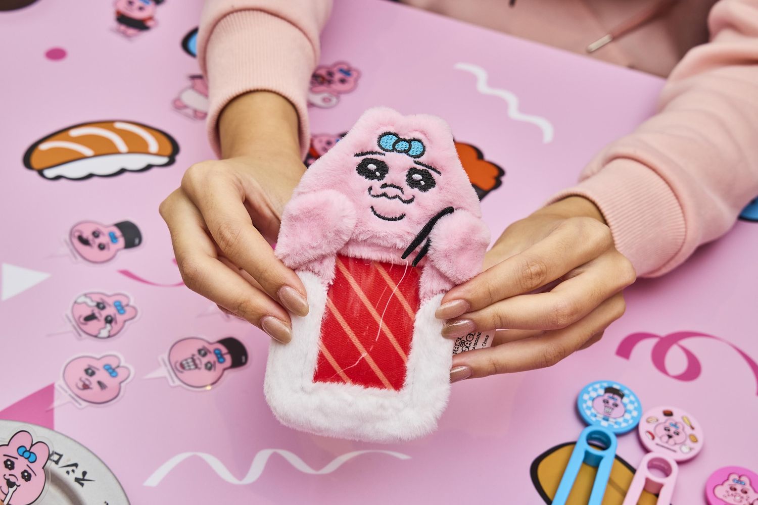 11月24日（一）起，全台壽司郎內用單筆消費滿500元，加價250元就能帶走「褲褲兔絨毛卡套夾」乙個。（全台限量10,000個）