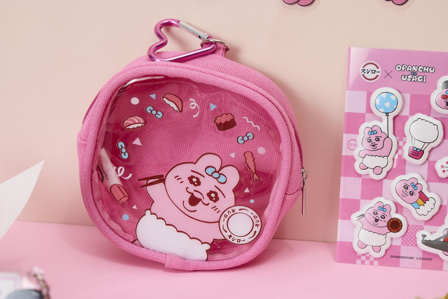 12月8日（一）起，全台壽司郎內用單筆消費滿500元，加價149元即可入手「褲褲兔小物包」乙個。（全台限量20,000個）