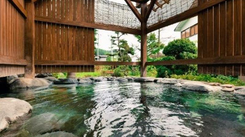 「小野川湯杜匠味庵山川溫泉旅館」以融合雪景與和風美學的設計風格,重新詮釋雪見溫泉的魅力