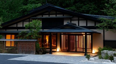 「山星飯店 & 豪華露營」以開放式湯池與溫潤泉水打造放鬆氛圍01