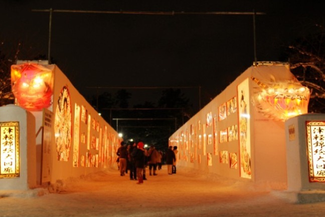 「弘前城雪燈籠祭」以成排雪牆與燈籠營造冬夜光影長廊,感受青森冬季最具代表性的浪漫景致。