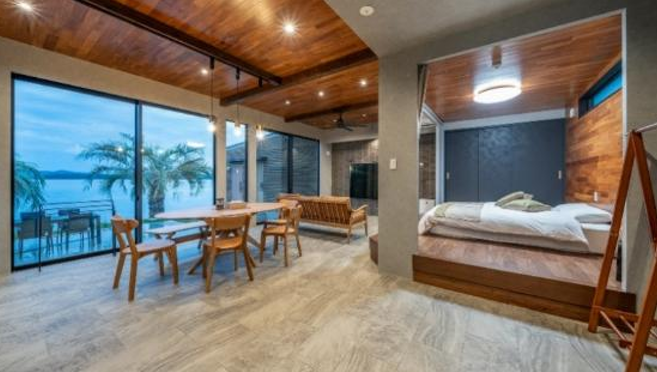 「Wat Resort Seafront Okunoto」結合極簡現代設計與寬闊視野,呈現高隱私的療癒氛圍。02