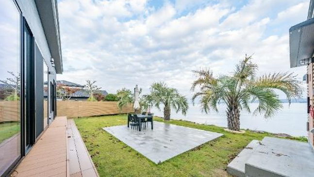 「Wat Resort Seafront Okunoto」結合極簡現代設計與寬闊視野,呈現高隱私的療癒氛圍。04