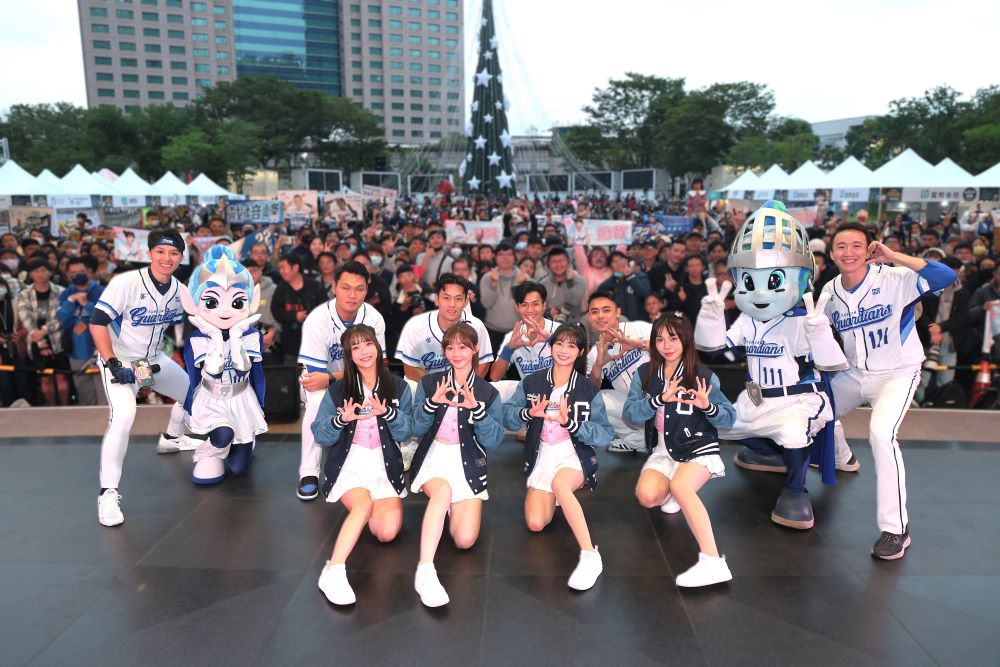 球星與啦啦隊嗨翻耶誕運動派對舞台