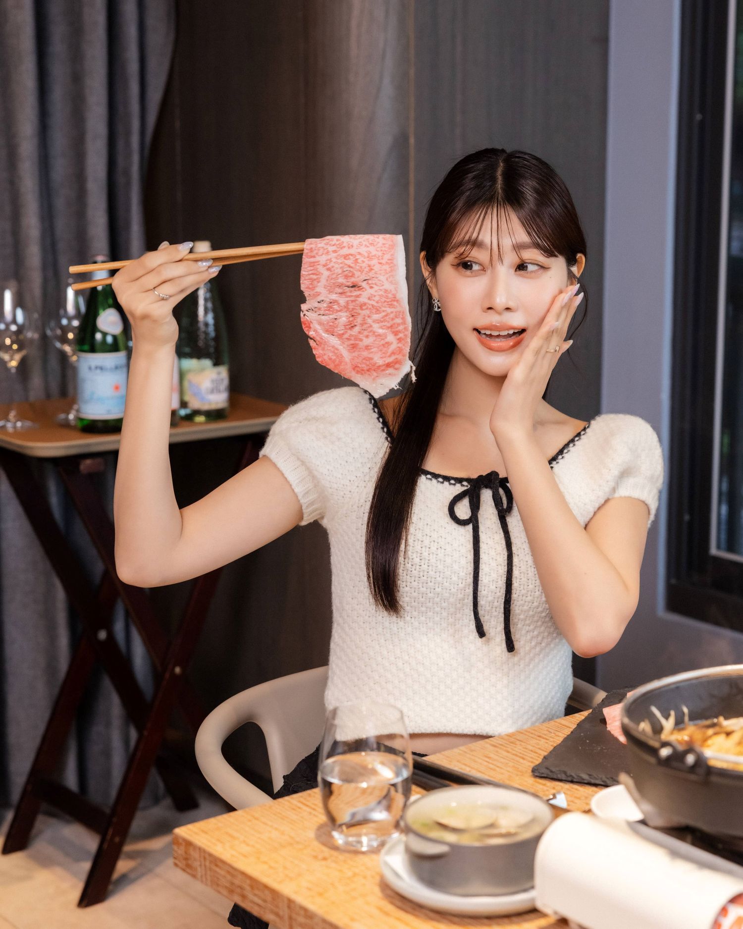 在台超人氣日本藝人阿部瑪利亞特別喜歡肋眼部位，驚呼肉片「比臉還大」。