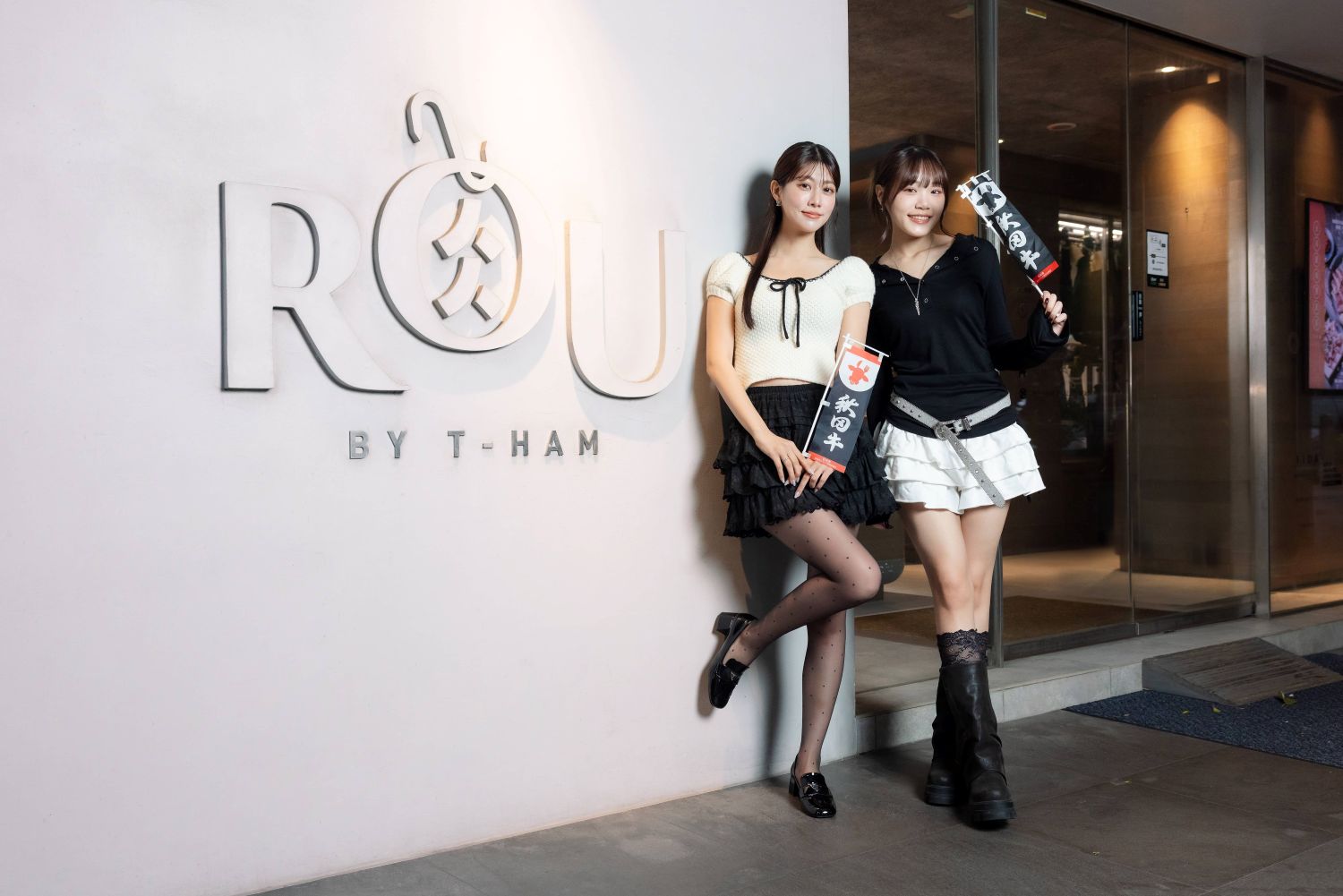 （左起）阿部瑪利亞、李采潔受邀搶先開箱「秋田牛限定套餐」。