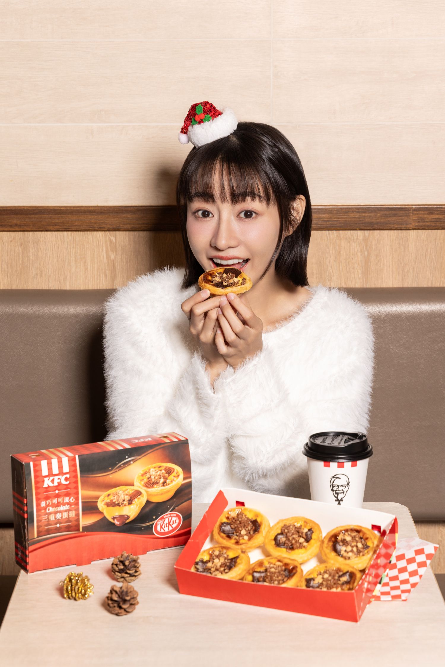 這次肯德基同步推出「奇巧可可流心三重奏蛋撻」禮盒，無論是想自己享用、帶去聚餐，或作為年底送禮心意，都能「一盒滿足」