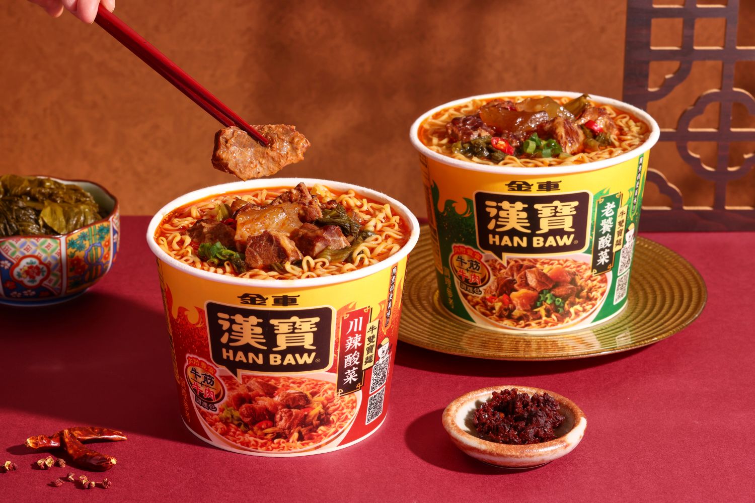 金車漢寶推出全新「有料碗麵」系列「川辣酸菜牛雙寶麵」與「老饕酸菜牛雙寶麵」,主打真材實料的厚切牛肉與Q彈牛筋,打造泡麵界肉量霸主。