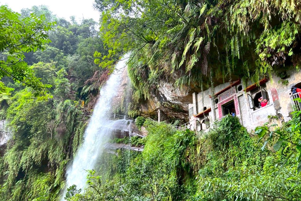 銀河洞瀑布自岩壁傾瀉而下,水勢壯觀,構成步道上的特色景觀。