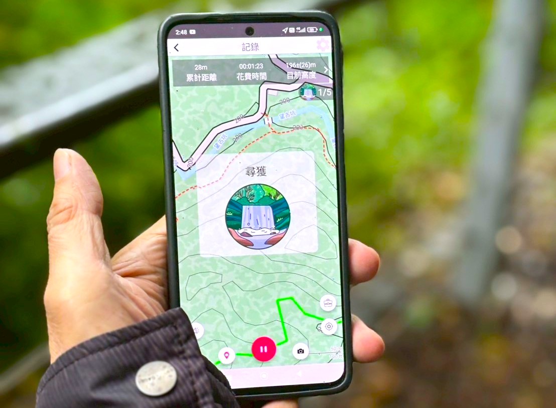 APP顯示參與者完成任務並成功尋獲寶石。畫面同步記錄累計距離、花費時間與目前高度等健行資訊。