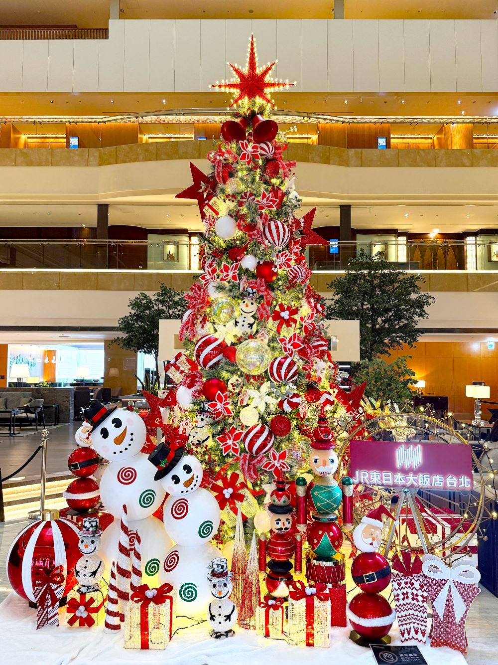 圖說3 JR東日本大飯店台北「甜蜜聖誕嘉年華」的主題聖誕樹高3.5米,打造聖誕歡欣場景。