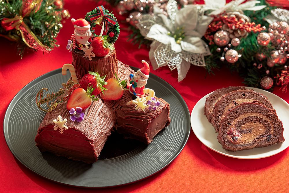 「柴薪樹幹蛋糕」以濕潤巧克力蛋糕結合法芙娜草莓奇想巧克力慕斯,口感濃郁。